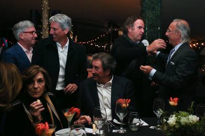 La cena de Fundación Pescar fue un momento de encuentros de grandes referentes del polo argentino: Delfín Uranga, "Taio" Novillo Astrada y Eduardo Heguy. La noche tuvo música, juegos, maquillaje en vivo, rifas e incluso un remate 