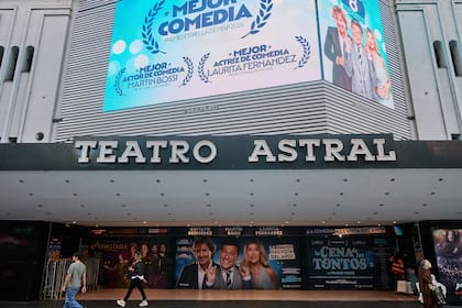 La cena de los tontos copa el espacio central del Astral