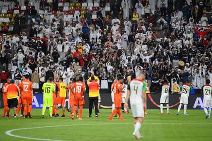 La cenicienta del Mundial de Clubes: los jugadores del AS Pirae, de Tahití, aplauden a los espectadores tras perder por 4-1 con Al Jazira, de Emiratos Árabes