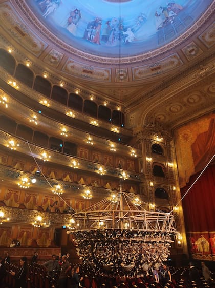 La centenaria araña del teatro Colón, al alcance de los alcaldes