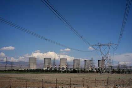 La central eléctrica Damavand vista desde un camino cercano en las afueras de Teherán