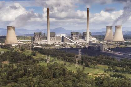 La central eléctrica de Bayswater, en Australia, funciona con carbón negro y emite dióxido de carbono a la atmósfera