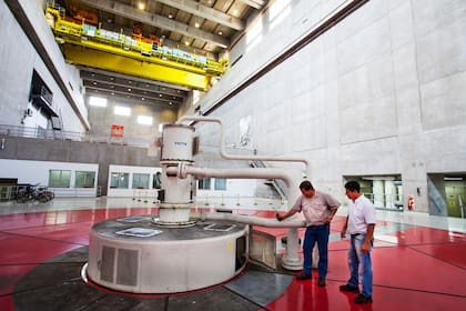 La central hidroeléctrica Yacyretá es el único lugar de la EBY en que argentinos y paraguayos trabajan juntos