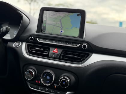 La central multimedia de 8 pulgadas se complementa con comandos físicos ubicados debajo