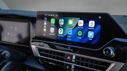 La central multimedia es de 10 pulgadas en ambas versiones y se presenta en formato horizontal