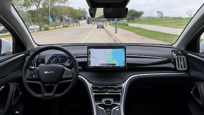 La central multimedia es de 12,8 pulgadas y puede colocarse tanto en posición horizontal como vertical (sin conexión a Apple CarPlay)