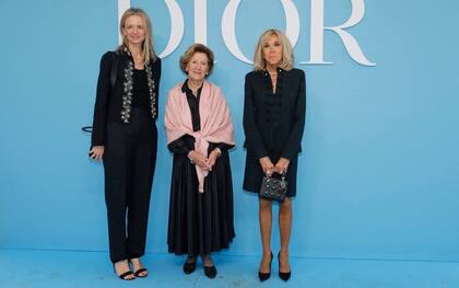 La CEO de Dior Delphine Arnault recibió a la reina Sonja de Noruega y la primera dama Brigitte Macron en el desfile de la maison