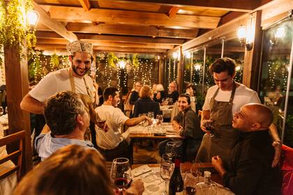 La cercanía entre los chefs y los clientes forma parte de la experiencia