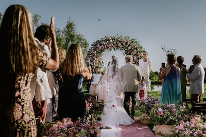 La ceremonia arrancó a las 18 y la ofició El Chacal, un amigo cantante de la pareja. El rosa, las flores y la fantasía fueron el hilo conductor de la puesta a cargo de Benicia Ambientaciones. 