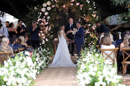 La ceremonia civil fue al aire libre, en un espacio de La Rural decorado con flores silvestres. Para que todo saliera perfecto, el evento estuvo a cargo de la wedding planner Adela Braun. Hubo lista de regalos en una casa de decoración o bien se podía realizar una donación a la fundación "Morfables 21". 
