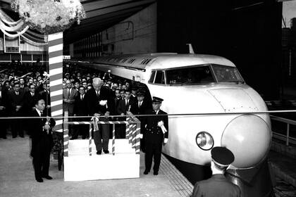 La ceremonia de inauguración del Tren Bala, con el emperador Hirohito