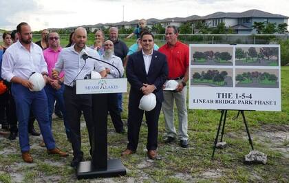 La ceremonia de inauguración para la construcción de Bridge Park, el miércoles 28 de agosto de 2019 (Crédito: Jessica Ferralls, Miami Lakes)