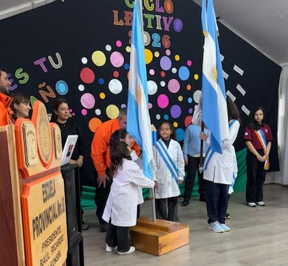La ceremonia de inicio del ciclo lectivo 2026 fue encabezada por los docentes seleccionados para este año, Gustavo Olivera y Susana Alegre, acompañados por el jefe de Base, teniente coronel Fernando Sosa, la dotación 2026 y las familias que integran la comunidad de Base Esperanza