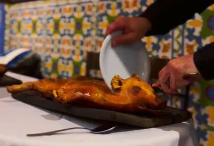 La ceremonia del corte con el plato es un rito que los clientes piden que se sostenga. 