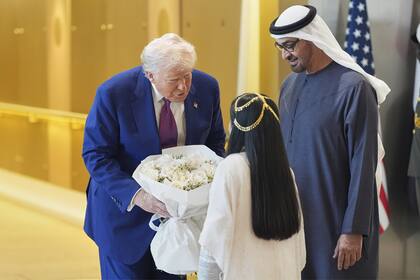 La ceremonia en el palacio Qasr al-Watan para agasajar a Donald Trump.