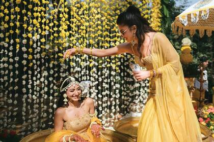 La ceremonia haldi, donde vemos a
Priyanka tirándole pétalos a su cuñada Neelam.