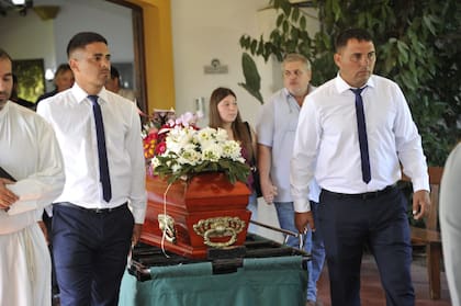 La ceremonia religiosa fue muy breve. Luego, los restos de Gasalla fueron llevados hasta su lugar de descanso