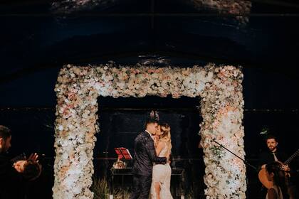 La ceremonia religiosa fue presidida por Juan Andrés Verde y se hizo en la terraza del hotel