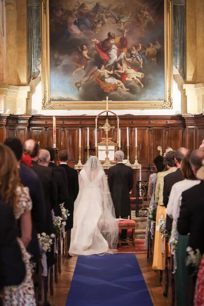 La ceremonia religiosa, oficiada por el obispo de Fréjus-Toulon, Dominique Rey, fue en la Iglesia de Saint-Trophyme, a sólo quince minutos de la casa de veraneo que los Grandes Duques Enrique y María Teresa tienen en Cabasson.