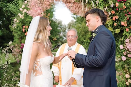 La ceremonia religiosa se celebró bajo una pérgola, al aire libre.