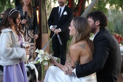 La ceremonia se celebró al aire libre y la hija de la pareja fue la encargada de llevar los anillos, tal como le había adelantado la actriz y cantante a LA NACION en enero de este año. "Ella está superemocionada, quiere llevar los anillos y a la vez le da vergüenza", había dicho a este medio