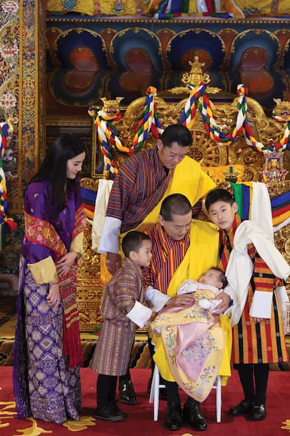 La ceremonia se llevó a cabo en el monasterio Tashichho Dzong y coincidió con el decimoséptimo aniversario de la llegada al trono de Jigme Khesar Namgyel Wangchuck, en diciembre de 2006, y tras la abdicación de su padre, Jigme Singye Wangchuck, a quien vemos con la beba en brazos.