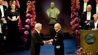 La ceremonia se  realiza desde 1901. Mario Vargas Llosa estaba convencido de que "un liberal" no tenía posibilidades de obtenerlo, pero lo recibió en 2010