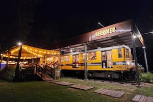 Llevaron un vagón de subte a un pueblo de 200 habitantes y crearon una cervecería que revolucionó la zona