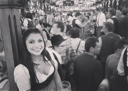 La cerveza también trajo sus sorpresas, en especial en el sur de Alemania. No solo en el Oktoberfest, sino en las fiestas de los pueblos, Lisi se encontró ante un vaso estándar de cerveza, ¡de un litro!: “No lo podía creer, pero me acostumbré tanto que cuando veo un vaso de cerveza de menos de 500 ml me parece miniatura”, dice sonriente.