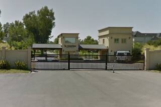 Cortaron el cerco perimetral, entraron en la casa de un abogado y le robaron pesos, dólares y armas