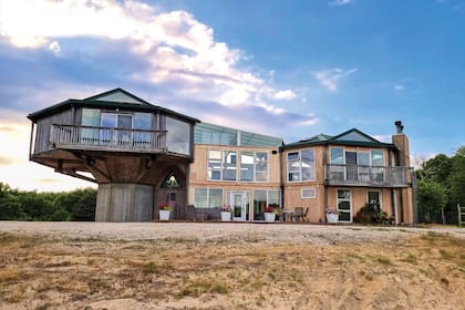 La chacra cuenta con varias edificaciones y está ubicada en una reserva natural. La casa principal es de estilo Modern Antique y fue construida en 2000 por la norteamericana Gloria Hirsch. Antes de morir, Hirsch tenía pensado abrir un centro de arte y sanación ahí y Eugenio se propuso cumplir con ese deseo. Ya tiene los fondos de donantes privados y del condado de Suffolk para crear un Art College que mezclará arte, naturaleza y filosofías orientales.
