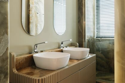 La Chaltén es una línea que propone un diseño totalmente innovador. En este caso, el juego de lavatorio de apoyar para baño.