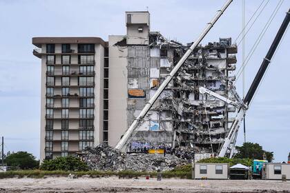 La Champlain Towers South, en Surfside, colapsó en junio (Photo by CHANDAN KHANNA / A