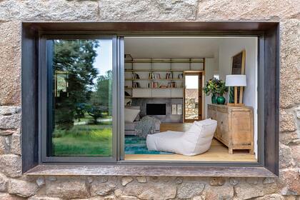 La chapa de acero, uno de los materiales estelares de esta reforma, el nuevo y ancho marco de la ventana ampliada.