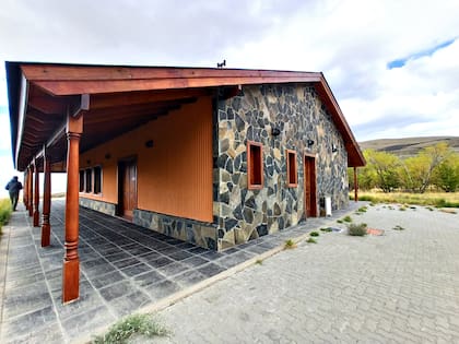La chapa y el pórfido patagónico realzan las construcciones de la estancia Cruz Aike