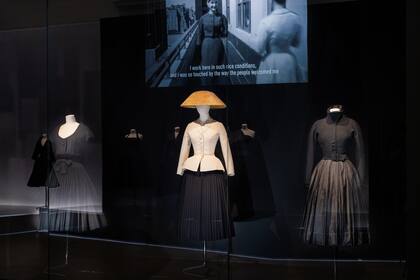La chaqueta color crema y la falda plisada negra son el emblema de la muestra Christian Dior, diseñador de sueños.