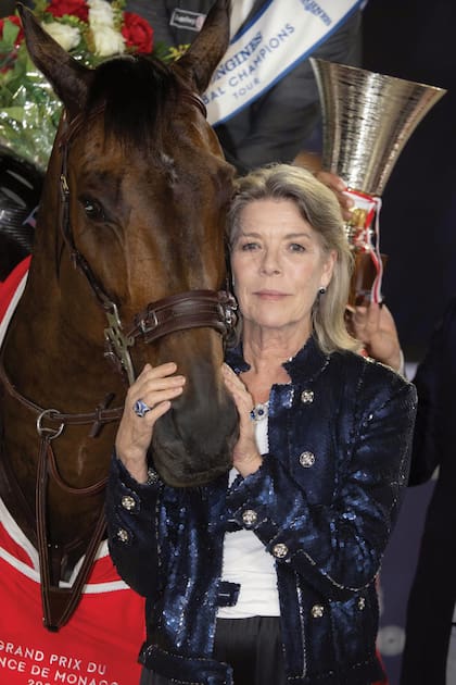 La chaqueta de Carolina es un modelo de cuello mao decorado con botones-joya, que acompañó con camisa blanca y pantalones negros.