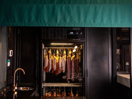 La charcutería incluye clásicos como el solomillo, el salame tipo Milán, el lomito ahumado, la spianatta, la bondiola, el matambre y bresaola