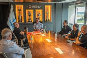 La charla de Alejandro Domínguez, presidente de Conmebol, junto con Néstor Grindetti y otros dirigentes de Independiente