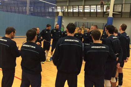 La charla del equipo en la práctica en Halifax