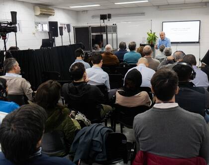 La charla del experto contó con una nutrida concurrencia