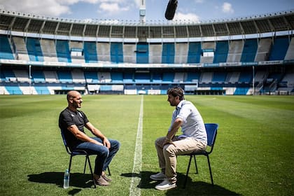 La charla, en el medio del campo de juego