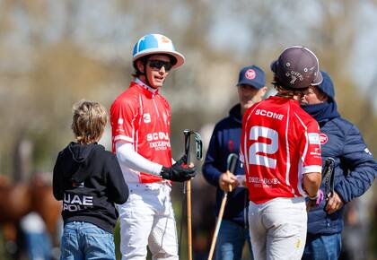 La charla en los palenques de dos compañeros y sobre todo amigos de Scone: Poroto Cambiaso y Lukín Monteverde