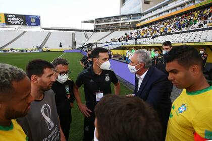 La charla en medio del campo entre el entrenador argentino, Lionel Scaloni, y su par brasileño, Tite, luego de la suspensión del partido entre ambas selecciones en la Arena Corinthians, de San Pablo.