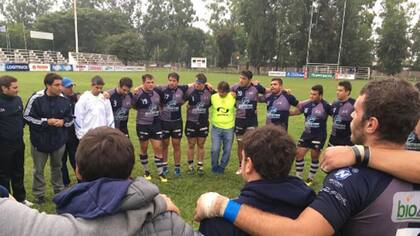 La charla final del plantel de Urú Curé, después del triunfo que otorgó la clasificación