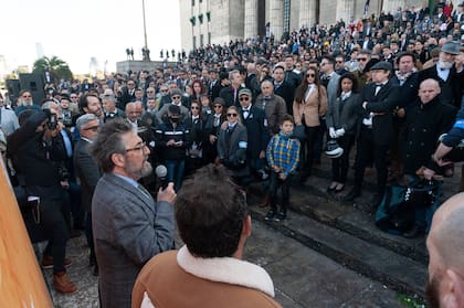 La charla previa con las pautas de organización, en las escalinatas de la Facultad de Derecho