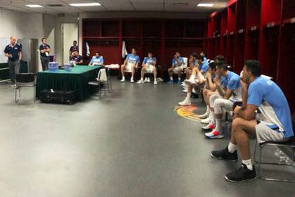 La charla técnica en el vestuario