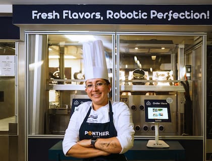 La chef Denisse Castillo, la magia detrás del robot