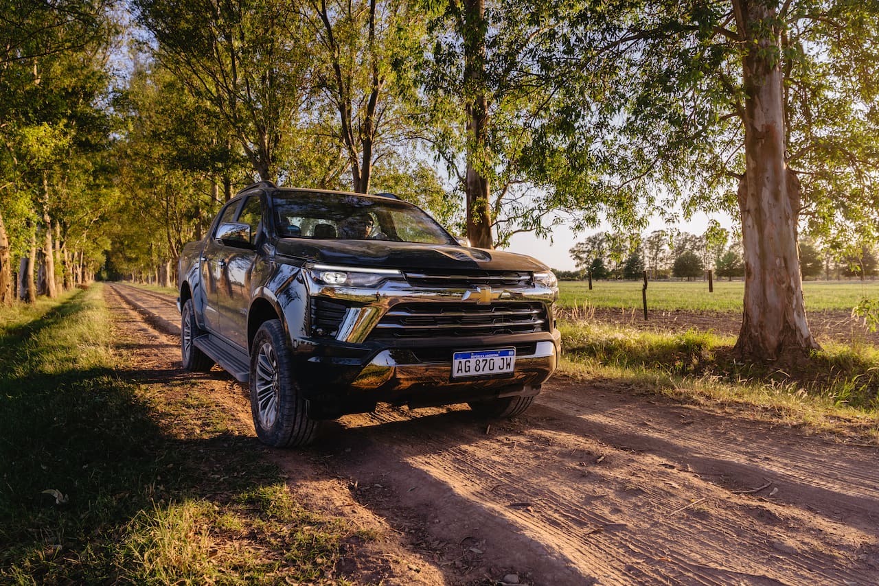 Pickup estacionada en exhibición, vista lateral