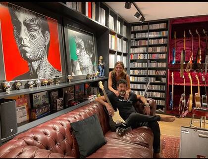 Con su padre, que es músico.